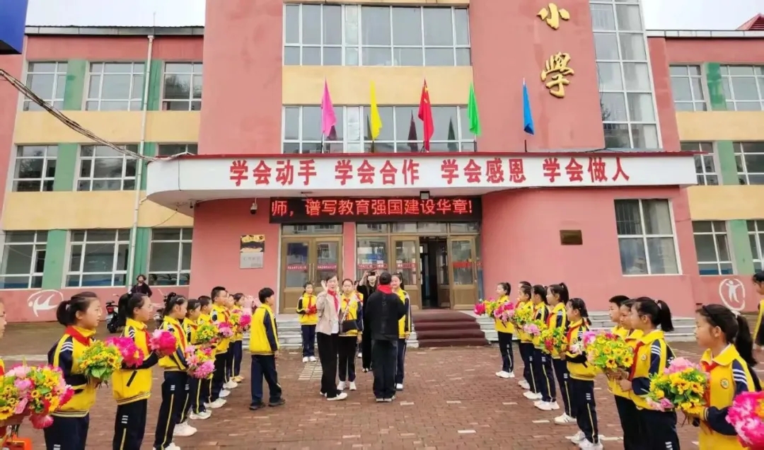 豐林縣新青永紅小學開展“鮮花贈園丁 童心謝師恩”慶祝第41個教師節活動